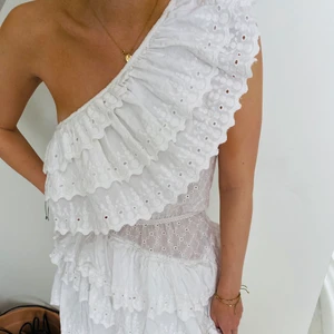 Volang klänning  - En superfin volangklänning från Linn Ahlborg x NAKD 💘 köpt av en tjej på plick men tyvärr passade den inte så säljer vidare 💛💛