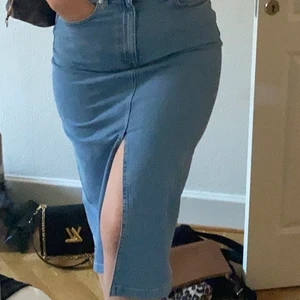 Lång jeanskjol - Lång jeanskjol från H&M. Bara använd ett fåtal ggr pga egentligen fel storlek!