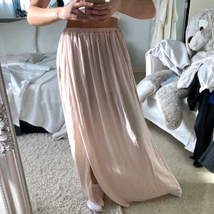 Långkjol - Jätte fin långkjol från zara tyvärr för lång för mig som är 158💕 storlek xs men passar större då de är mkt stretch💕
