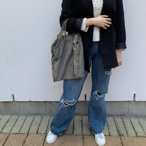 Väska - Köpt på Nk Göteborg. Tyvärr saknas kvitto.  Dustbag medföljer. Mkt bra skick använd fåtal gånger. 