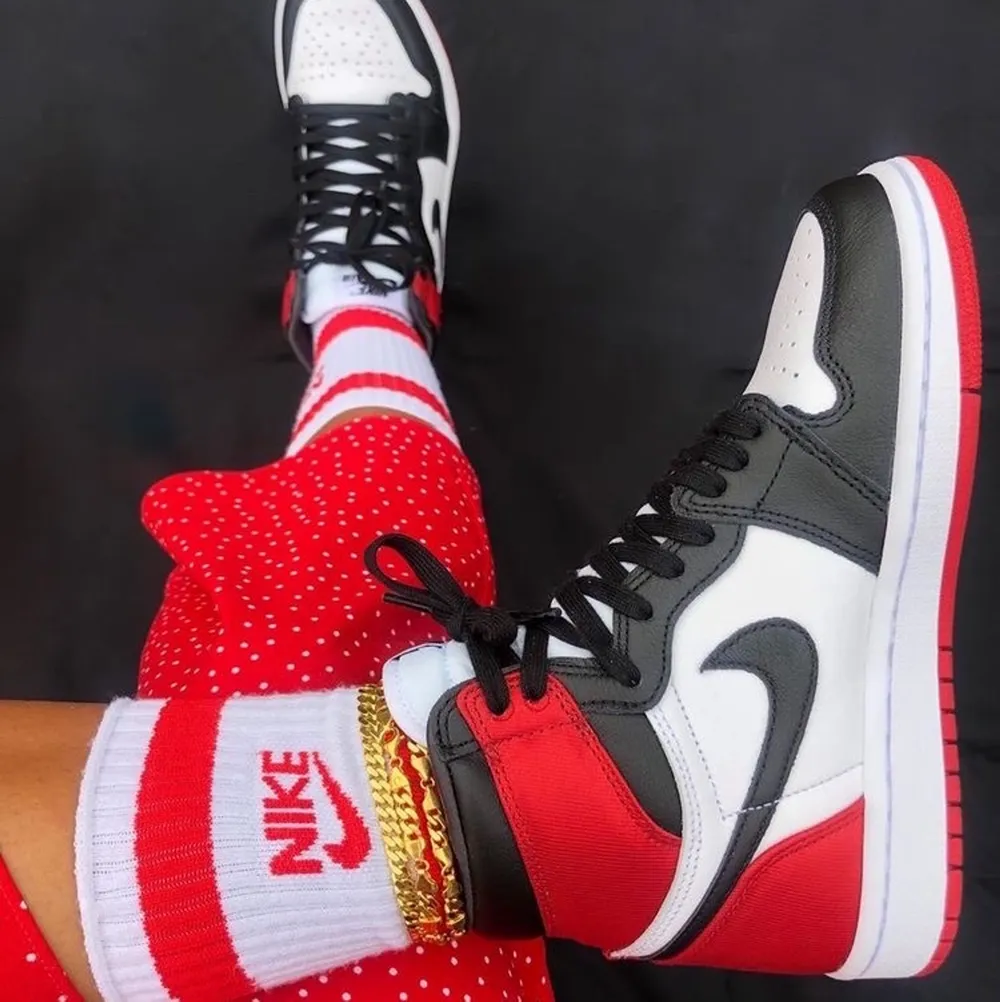Intressekoll på ett par Nike air Jordan 1 high satin black toe, säljer pga fel storlek🥰                                                                   (Lånad bild). Skor.