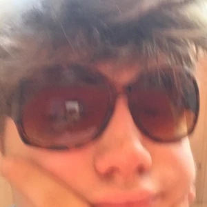 Coola solglasögon som är swag - Köp gärna !!! Vet inte va ja ska skriva de är typ vanliga 🕶.  Köp för de är snart sommar o man vill inte inse att man inte har solglasögon när de blir för varmt ute !!!!!!! Dom är typ fyrkantiga så man ser as swag ut i dom 🤩