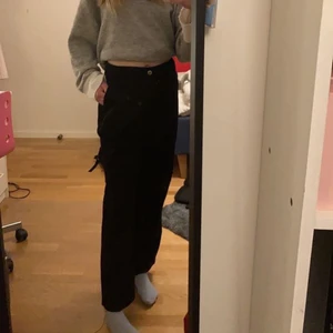 Kostymbyxor! - Fina kostymbyxor som aldrig är använda pga att de var för stora. De är i storlek 38 (M) men är lite större för sin storlek, de har väldigt långa ben och är stora i midjan. Skulle passa perfekt för någon som är 175 cm eller lite längre. 