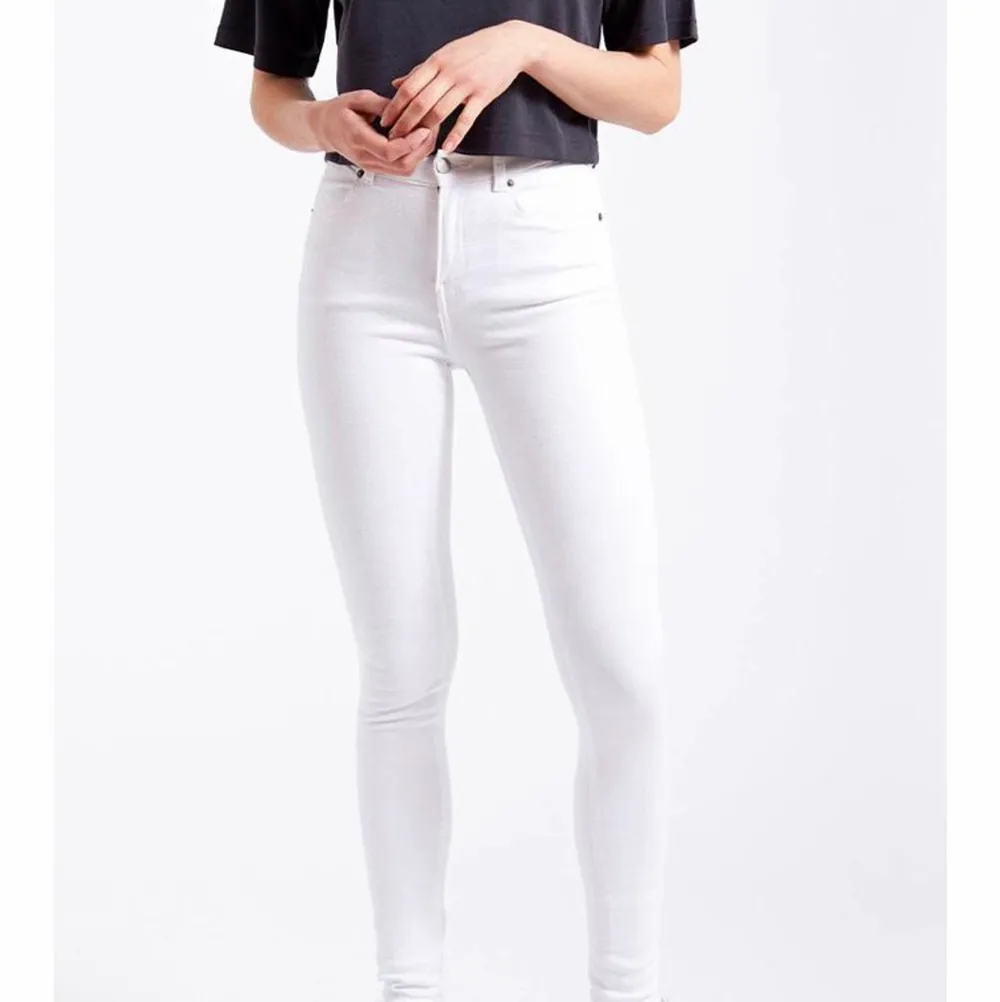 Säljer dess jeans enskilt och i bundle, de blå är från Gina tricot och de vita från salt, 1f50kr 2f75kr. Jeans & Byxor.