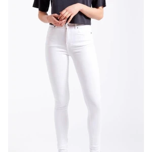 Intressekoll! Jeans från Gina och Salt - Säljer dess jeans enskilt och i bundle, de blå är från Gina tricot och de vita från salt, 1f50kr 2f75kr