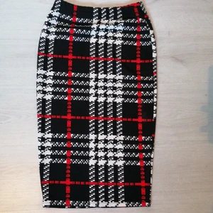 Pen kjol🌺 - 🌺Kjolen är aldrig använd.                                                  🌺Kan ej garantera var kjolen är från men jag skulle gissa på H&M eller liknande. 