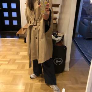 Trenchcoat utan ärmar. Perfekt till våren!! Köpt på & other stories för 2200kr🔥