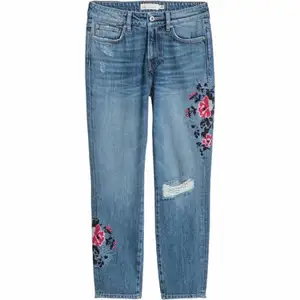 light wash ripped jeans with flower embroidery. in basically new condition, but are missing one belt loop at the back