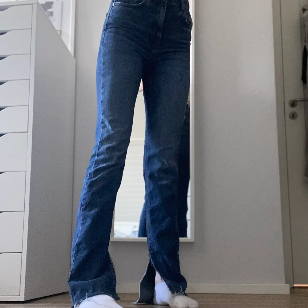 Helt slutsålda jeans från Zara med slits, långa på mig som är 170cm 🤩 köparen står för frakt, kan sänka priset vid snabb affär. Jeans & Byxor.