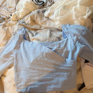 SHEIN Topp baby blå  - Helt ny, säljer pågrund av för liten i storleken. Stl L 