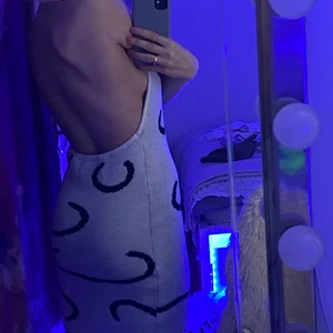 Klänning i storlek XS-S - Kär i denna klänning  men säljer tyvärr för att den va för liten, köpte den i storlek S men skulle kunna säga att den är mer storlek XS, budet ligger på 100kr + frakt ❤️