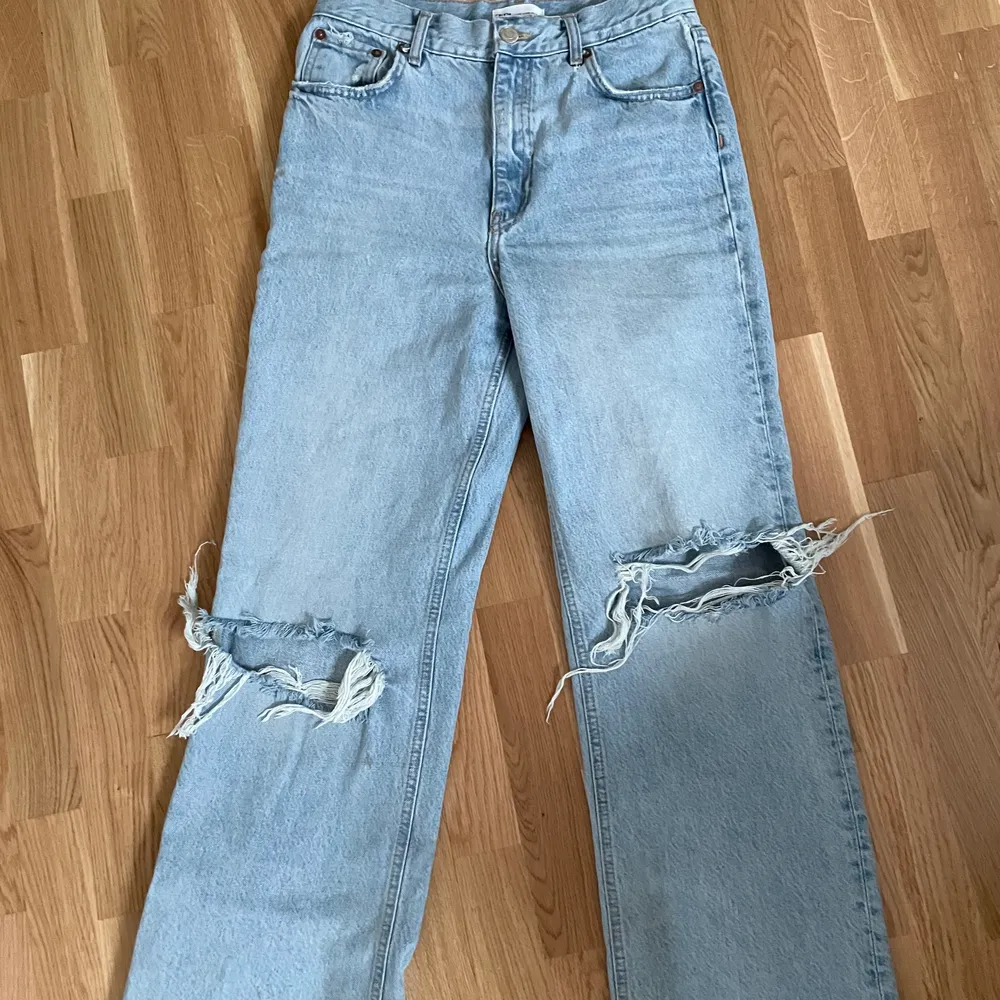 Slitna jeans från zara, rak passform. . Jeans & Byxor.
