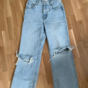 Zara byxor  - Slitna jeans från zara, rak passform. 
