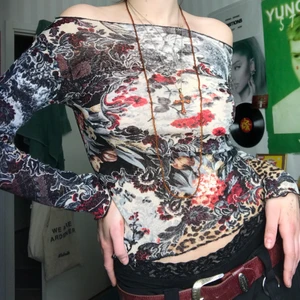 Långärmad meshliknande tröja - så SÅ fin långärmad tröja i väldigt tunt stretchigt material, lite Gaultier stil på den💖 den är i storlek S men somsagt väldigt stretchig så den passar som större& mindre storlekar också💞 Budgivning i en vecka ungefär o skriv privat för att buda!!