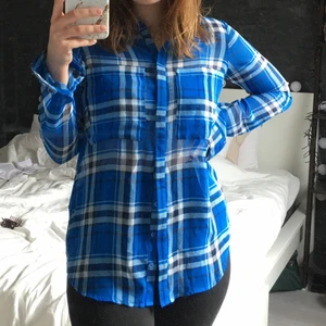 Skjorta - Väldigt fin skjorta som aldrig kommer till användning här hemma! Tunt material så perfekt till sommaren! Skitsnyggt med vita byxor!🤍 Köpt på New Yorker för längesen och har endast testat den🤍 Storlek XS men passar även S!