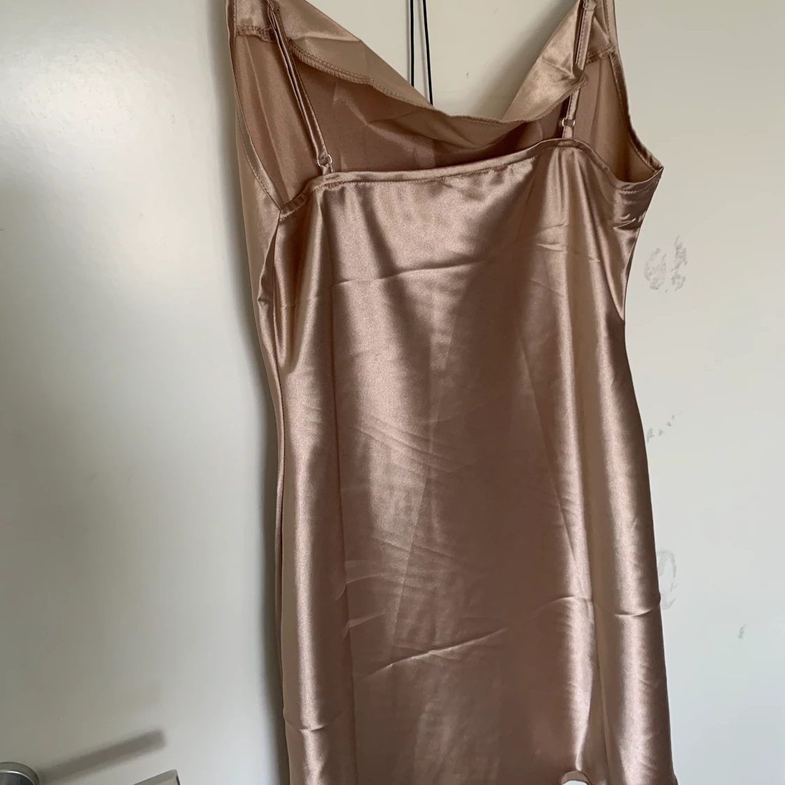 Trendig satin klänning  - 90