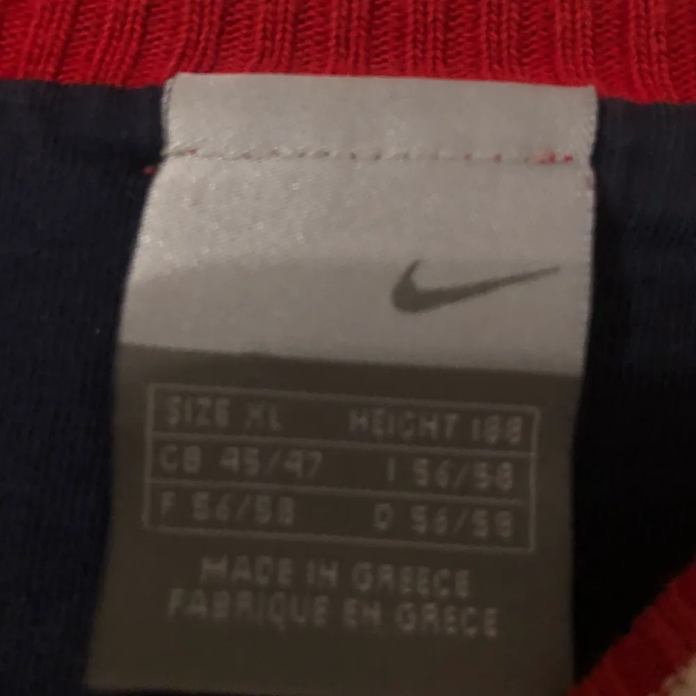 As ball vintage sweatshirt ifrån Nike! Säljes pga att den inte kommer till användning längre! Köparen står för frakt<3. Tröjor & Koftor.
