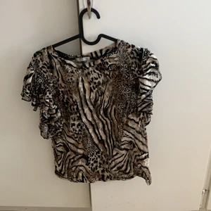 Tröja - Volangtröja i mesh och djurprint från zara, anständig en gång. Storlek S men stretchig