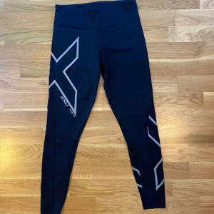 Träningsbyxor 2XU - Säljer mina träningsbyxor från 2XU i storlek M, som har blivit för korta för mig. De har tyvärr ett litet hål på knät, och därav har jag minskat priset. Nypris var 1199kr💕 Jag kan diskutera leveransalternativ. 