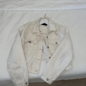 Jeansjacka  - En vit Jeansjacka från Bikbok. Sitter jättebra på mig som är 173cm. Är i storlek L vilket gör den lite översized! 