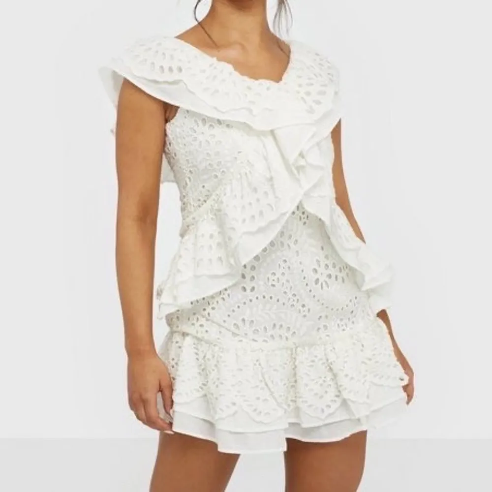 Säljer denna vita klänning som jag tänkt ha till studenten men hittade en som jag tyckte om mer. Köpt för runt 800kr. Skriv om du är intresserad! Pris går att diskutera. Klänningar.