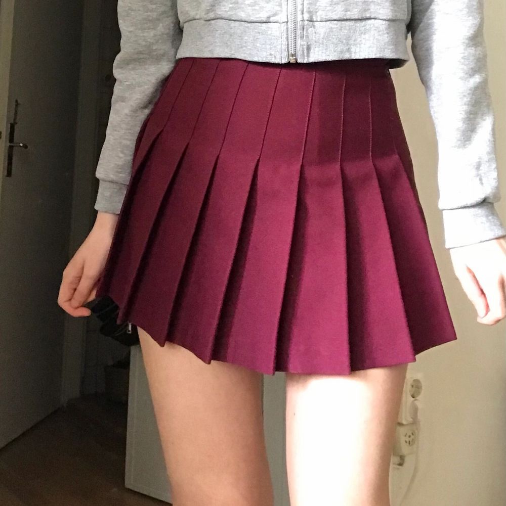 Äkta klassisk tenniskjol från American Apparel, svår att få tag på ✨ perfekt passform och bra kvalitet. Jättefint skick, inte använt den så mycket alls. Köpt för länge sen när AA fortfarande hade butiker i Sverige. Tyvärr lite för liten för mig! 💔. Kjolar.