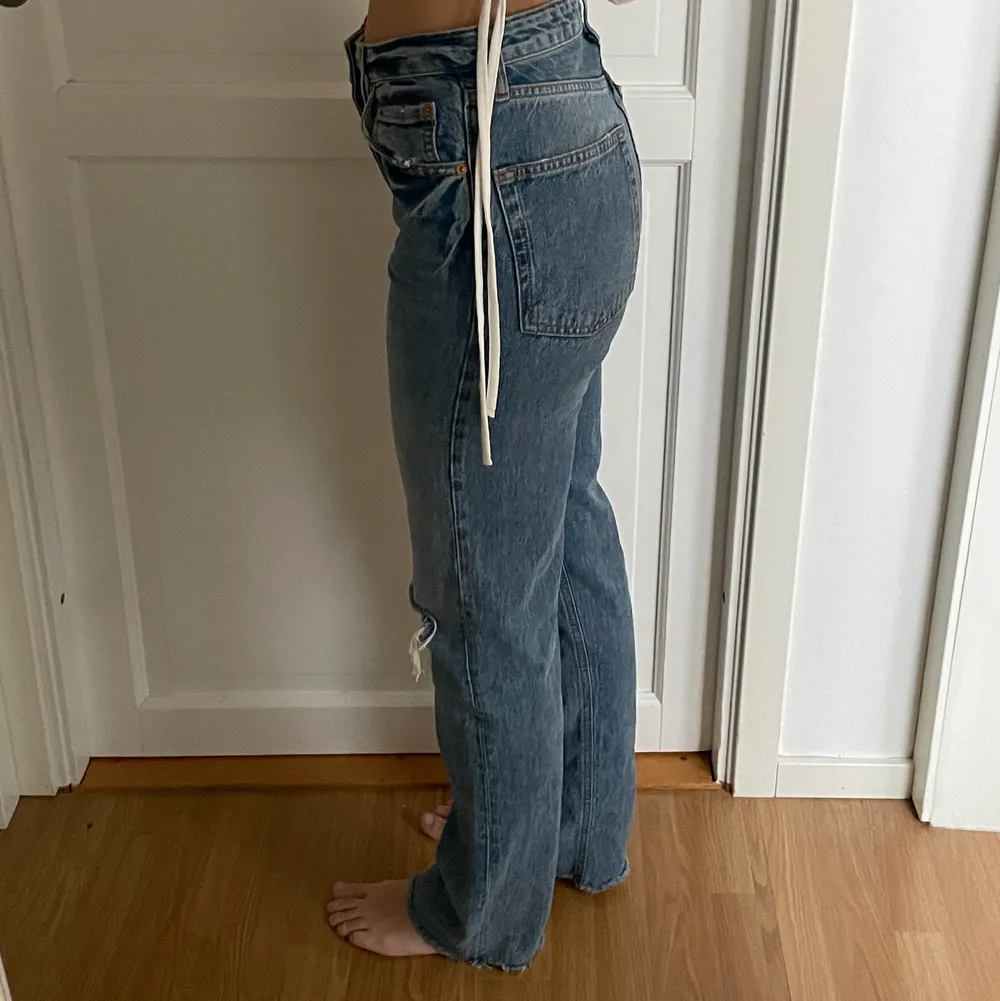 Långa straight leg jeans. Använda några gånger i princip som nya. Jag är 170 och de sitter perfekt på mig. Storlek 34. Jeans & Byxor.