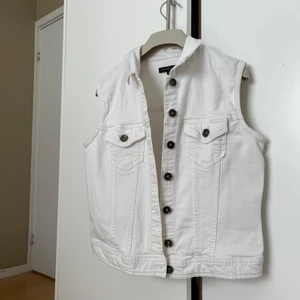 Jeansväst - Först till kvarn. Hämtas omgående. Säljs p.g.a flytt. 