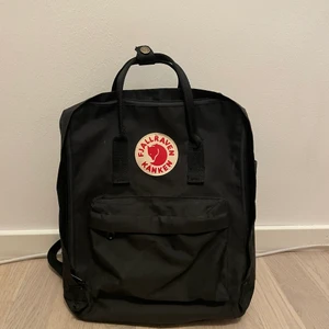 Fjällräven kånken ryggsäck - Säljer min fjällräven kopia då den inte längre kommer till användning! Den är i använt men gott skick och har inga större fel/fläckar☺️ väskan ser precis ut som att den vore äkta! köparen står för frakten💗 skriv privat för fler bilder