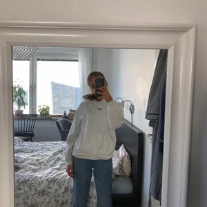 Vit hoodie - Säljer denna coola, vita hoodie ifrån istay! Den är i ett lite tjockare material, men har redan många Hoodies så denna kommer inte till användning längre! Köparen står för frakt! Kan mötas upp!