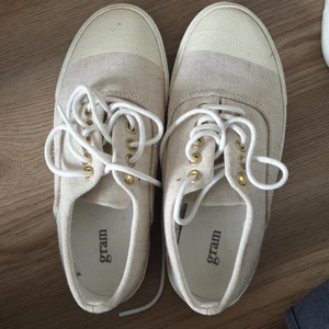 Beiga Skor strl 36 - Supergulliga beiga skor, i tyg men robusta! 