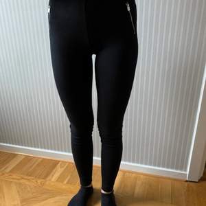 Svarta byxor från Hollister som formar kroppen fint. Byxorna har två fake fickor på sidorna. Byxorna är använda ett fåtal gånger. Köparen står för frakten. Kan även mötas upp i Malmö.