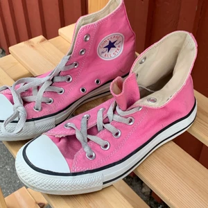 Converse chuck taylor rosa  - Superhärliga rosa converse. Lite slitna i sulan vid hälen (bild 2) och smutsiga men bra/acceptabelt skick och lätta att tvätta. Kan skicka fler bilder! Strl 5 dvs 37,5