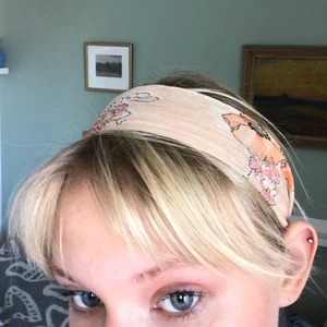 Så fin sjal! - Underbar sjal köpt secondhand🥰 Klippt på hälften då den var väldigt lång innan och jag använder min konstaant! Sicksackad så att den inte fransar sig💓 FRI FRAKT :)