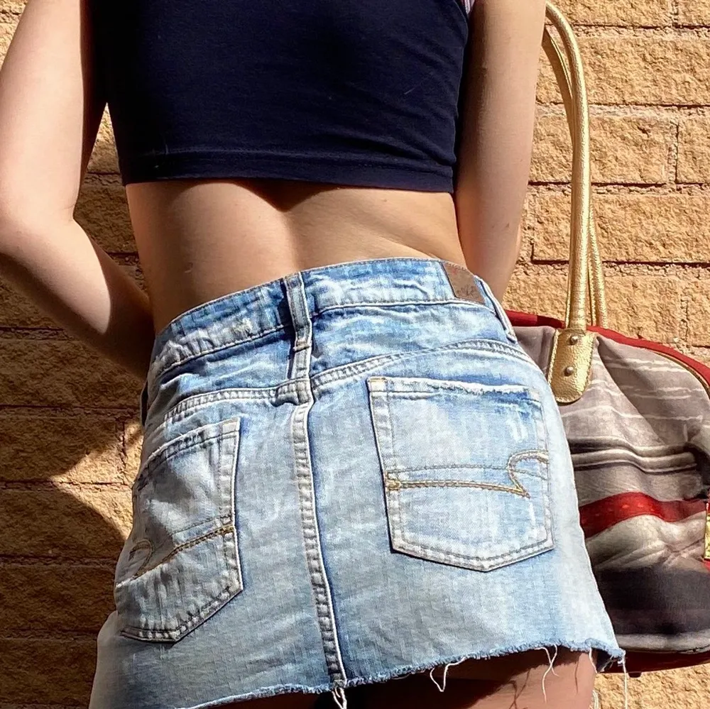 Sjukt cool jeans kjol, riktigt najs nu till sommaren. Den sitter super fint på kroppen och passar bra till typ allt. Budgivning om många är intresserade.. Kjolar.
