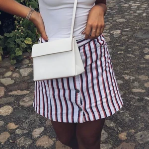 Randig kjol - Randig kjol med knappar!