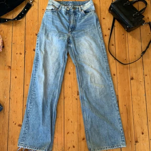 Trendiga jeans - Trendiga snygga jeans från Monki. Använda några få gånger men är i perfekt skick💗storlek 24 