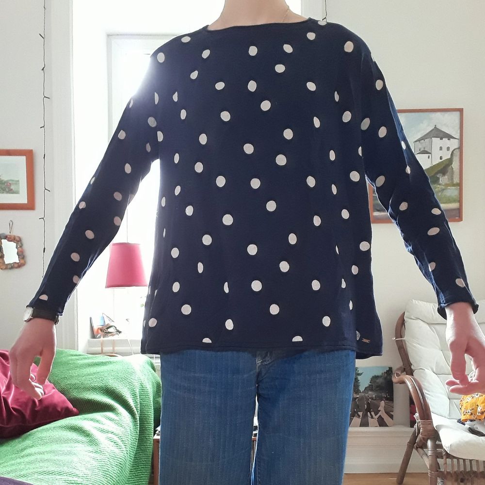 En tunn, luftig, långärmad tröja från LINDEXs kollektion HOLLY & WHITE. Personligen tycker jag det är en av de skönaste plaggen jag har, men säljer pga att det inte är min stil, då jag fick den av en kompis. Använd ett fåtal gånger. Material: 51% bomull, 49% viskos. På tredje bilden ser man att den är veckad i ryggen. . Tröjor & Koftor.