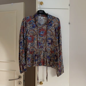 Blus - Blus med mönster från kappahl i mycket fint skick säljs då den inte används längre.