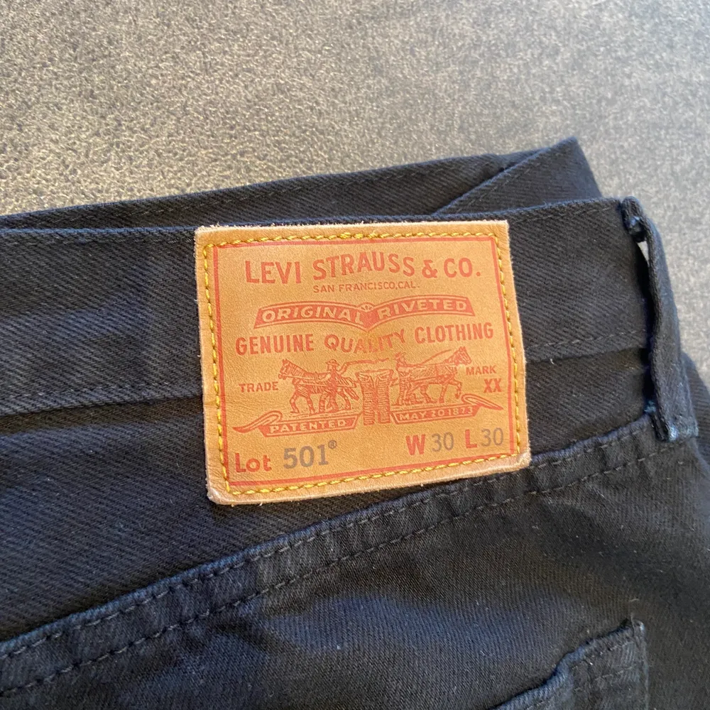 Säljer dessa jeans som är i storlek 30/30 och är i bra skick, knappt använda. De har bra passform. Priset är exklusive frakt. . Jeans & Byxor.