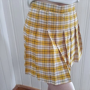 Helt ny veckad kjol - Helt ny veckad kjol från märket Love & Harmony. Fin kvalitet. Aldrig använd då storleken tyvärr inte passade mig. Köpt från Dollskill.