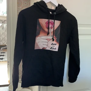 Hoodie från Off Zoo - Mycket snygg hoodie från Off Zoo endast använd 5 gånger🤍 Nypriset låg på 600 & mitt pris är 100kr + frakt. Billigare vid snabb affär 🎉
