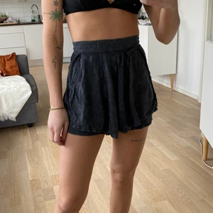 Volym shorts  - Storlek 6-8 