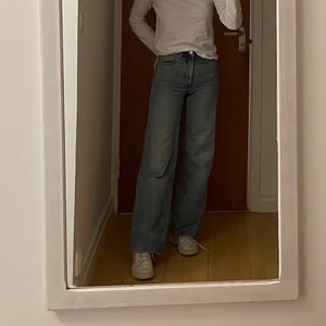 Monki jeans, ljusblå, High waist  - Jeans från monki i modellen Yoko