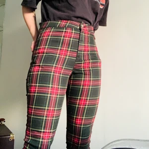 Rutiga byxor - Asballa rutiga tajta ”jeans”! Lite punkiga sådär. Aningen konstiga i storleken då midjan är väldigt stor i förhållande till benen. Benen är typ storlek XS medans midjans typ M, men de funkar att ha för mig som har S. Använda en gång typ:)