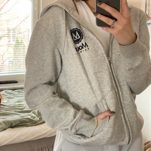 Grå zip hoodie  - En lite oversized grå zip hoodie som knappt är använd och fortfarande väldigt mjuk på insidan. Jag brukar vanligtvis ha storlek S :) (Frakt tillkommer på 66kr)