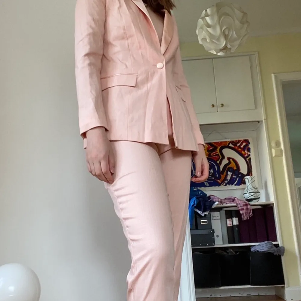 En rosa kostym i linne likande material från ASOS i storlek 38 men passar en 36 bättre. I fint skick endast använd ett fåtal gånger. . Kostymer.