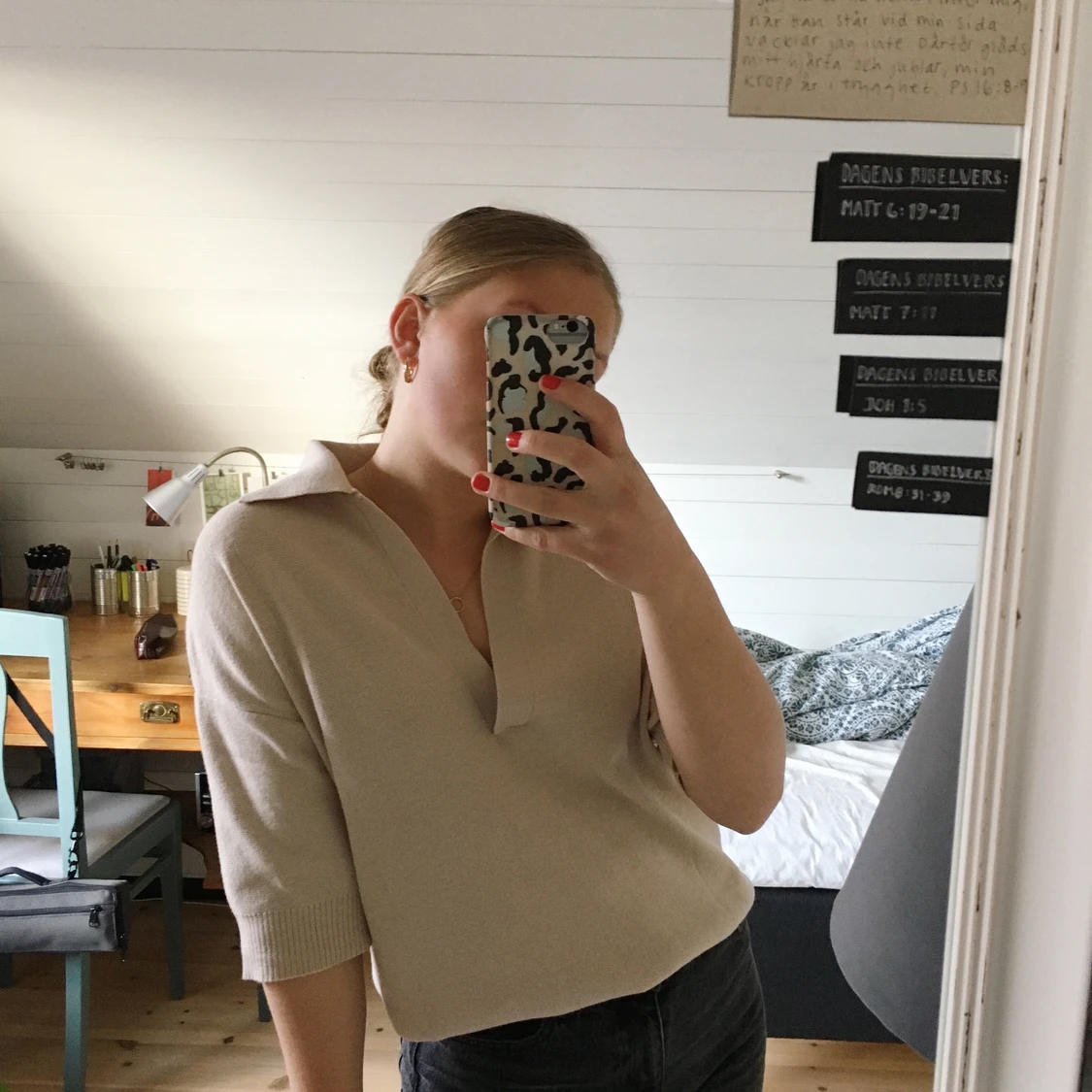 Oanvänd beige tröja