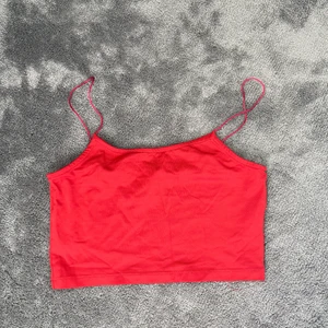 Linne  - Säljer snyggt rött linne använd fåtal gånger! Storlek L men passar mer S/Xs!