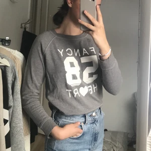Grå sweatshirt - Grå fin sweatshirt med tryck, säljs då den är lite kort i armarna för mig💗
